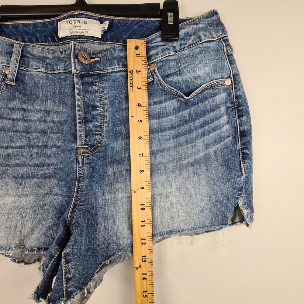Torrid Jean Shorts Womens 14 Blue Denim Button Fly Frayed Raw Hem Stretch - Picture 3 of 9
